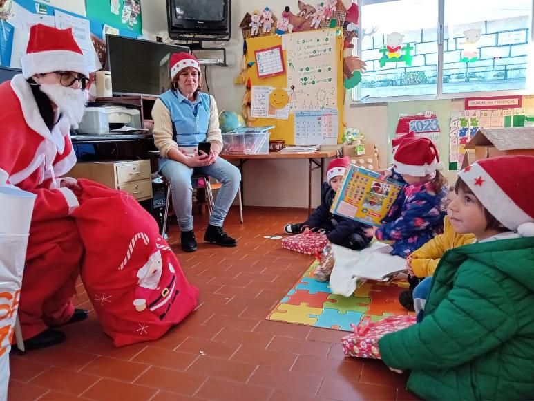  Jardim de Inf&acirc;ncia recebeu a visita do Pai Natal.