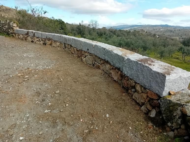 Levantamento do muro de pedra no caminho do Carvalhal