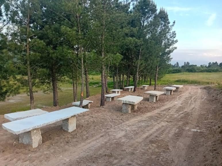 Coloca&ccedil;&atilde;o de mesas em pedra no espa&ccedil;o envolvente do Campo de Futebol da Muxagata