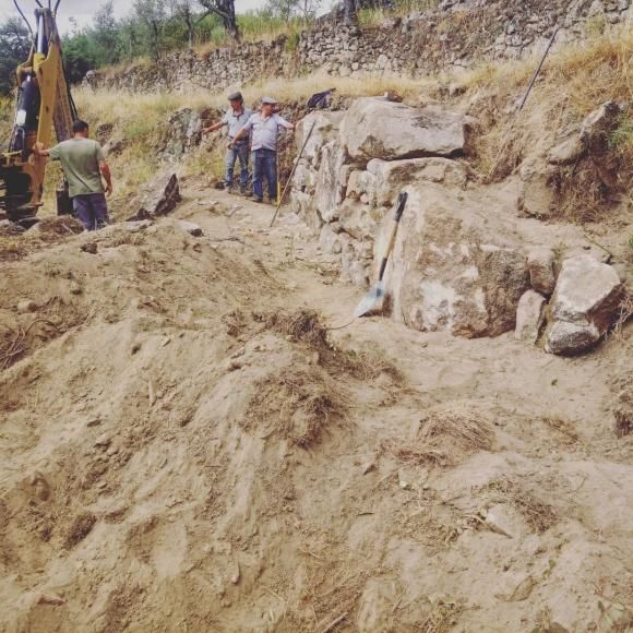 Levantamento do muro de suporte no caminho do Carvalhal