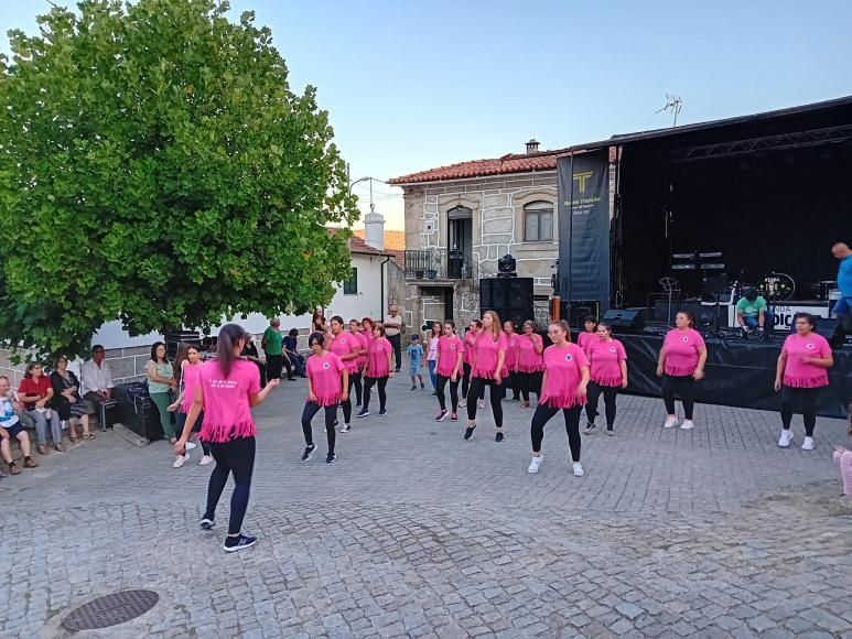 Apresenta&ccedil;&atilde;o da dan&ccedil;a das Alunas da Muxagata nas Festividades em Honra a S&atilde;o Miguel Arcanjo!