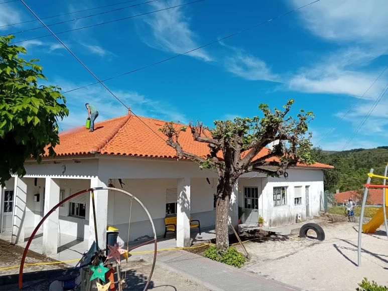 Interven&ccedil;&atilde;o do telhado da Casa do Povo e da Junta de Freguesia