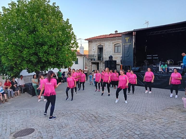 Apresenta&ccedil;&atilde;o da dan&ccedil;a das Alunas da Muxagata nas Festividades em Honra a S&atilde;o Miguel Arcanjo!